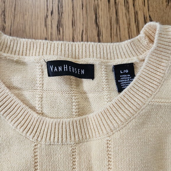 Mens Van Heusen large yellow sweater. - Picture 2 of 5